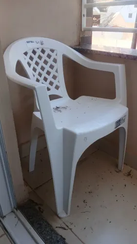 Mesa e Cadeiras de Plástico