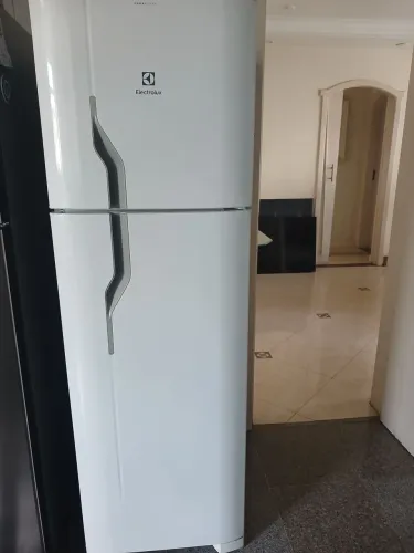 Geladeira Electrolux em ótimo estado de conservação, sem detalhes, modelo DF35,