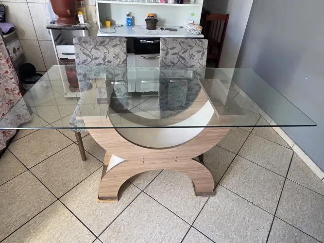 Mesa de vidro e 4 cadeiras