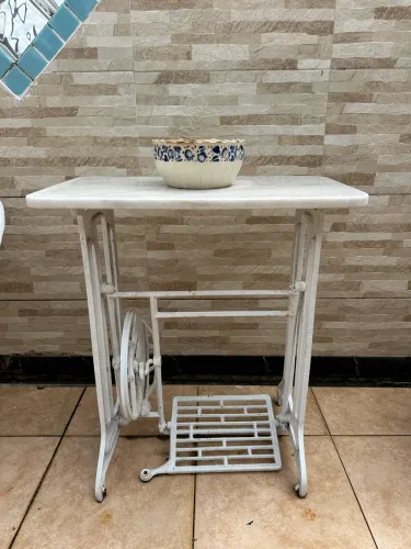Aparador vintage com mármore tipo Carrara.
