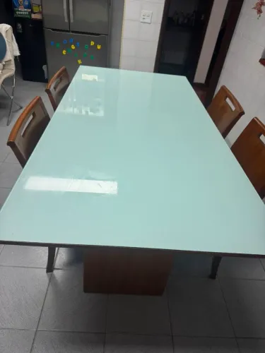 Mesa de cozinha com 6 cadeiras em ótimo estado