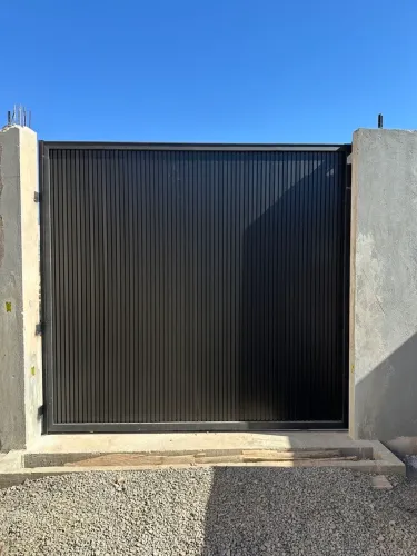 Portão Ripado em Alumínio Preto - Fachada Moderna Fortaleza