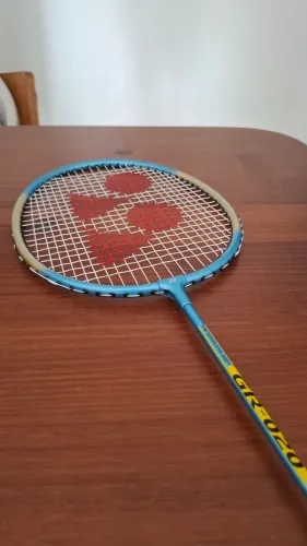 Raquete de badminton Yonex GR 20 + capa de proteção 