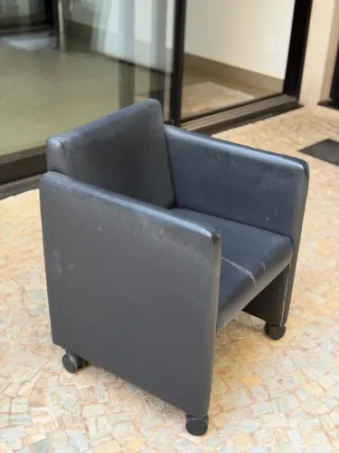 Poltrona com estofado preto e rodinhas