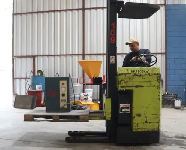 Empilhadeira Elétrica AESA 1600kg Torre 5m Bateria 24V