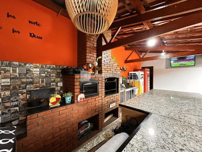 Casa Espaçosa em Taubaté com Varanda Gourmet Completa (Fogão a Lenha e Forno de Pizza)