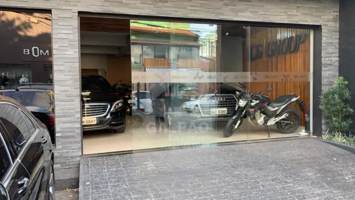 predio com loja mais 2 andares faixada em vidro, vao livre, piso porcelanato, excelente ac