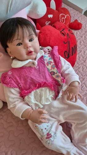 Boneca bebê reborn realista de silicone acompanha roupas