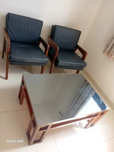 Poltronas + centro em madeira e couro legítimo