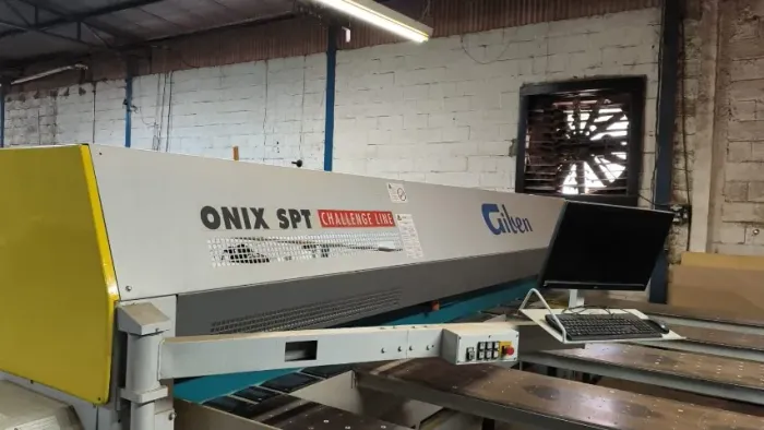 Seccionadora marca Giben modelo Onix SPT composta de pinças e mesa elevadora.