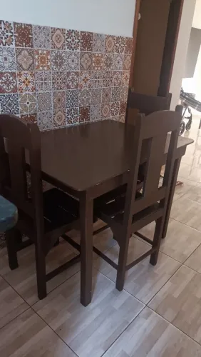 Mesa de madeira com 4 cadeiras 100% madeira