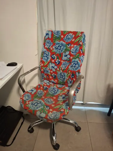 Cadeira de escritório com rodinhas.
