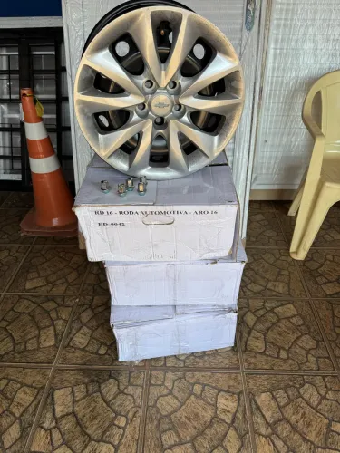 Jogo de rodas com calotas