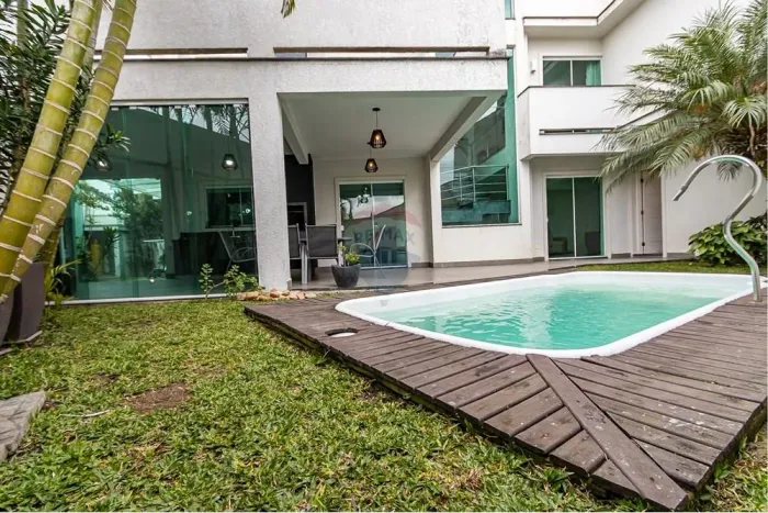 Casa em Condomínio 3 quartos COM PISCINA a venda. Bairro Uberaba. Curitiba, PR