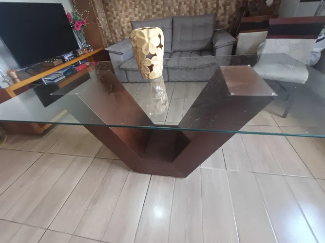 Mesa de jantar com tampo de vidro temperado