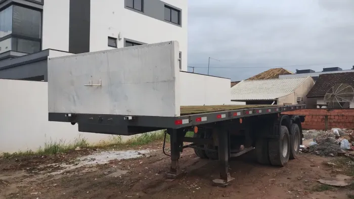 Carreta 2 eixos - com as tampas baixa e fueiros