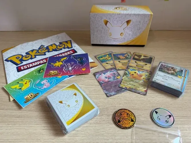 Kit Pokémon TCG 30 Anos Celebration - Cartas Promocionais + Sleeves + Acessórios