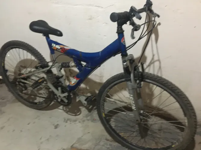 Bicicleta 18 marchas com suspensão 