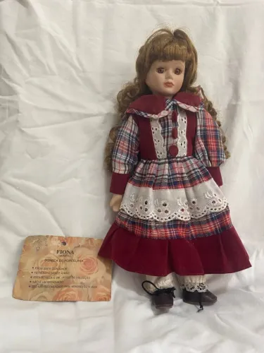 Boneca de Porcelana com 30 cm importado de Portugal (item de colecionador).