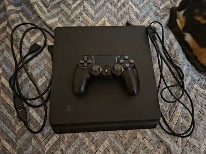 PS4 Slim com controle