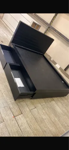 Cama casal preta linda