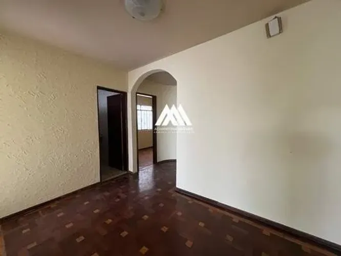 Alugo casa com 03 quartos e vaga de garagem coberta Graças- Itaúna/MG