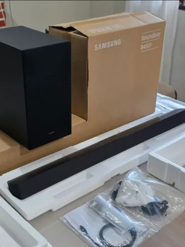 Soundbar Samsung HW B450F 2.1 canais subwoofer sem fio LACRADA