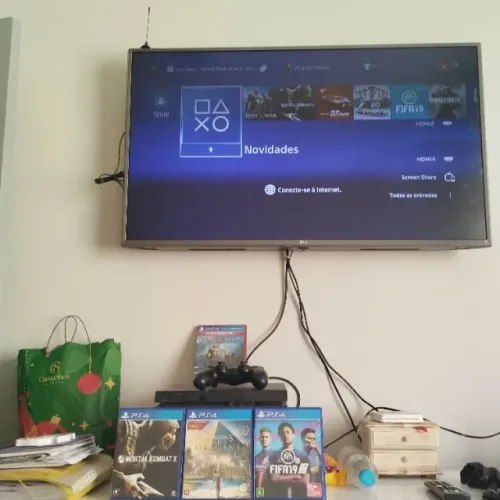 Vendo PS4 com 4 jogos e 2 controles Originais.