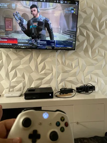 Xbox one com um controle , kinect e caixa