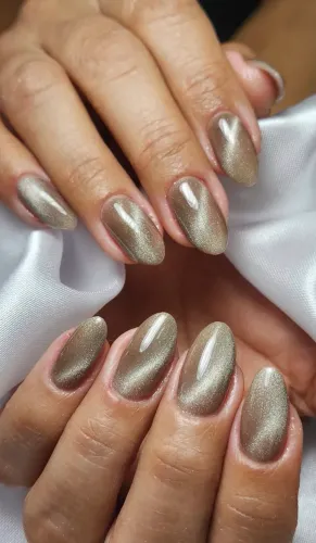 Precisa-se de manicure e Lash