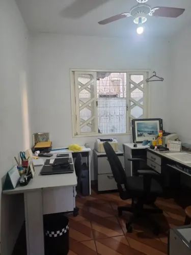 Aluga -se ponto comercial com 160m² na rua da feira da Gloria - V. V. - ES- Região bem mo