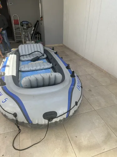 Bote intex excursão 5 com motor