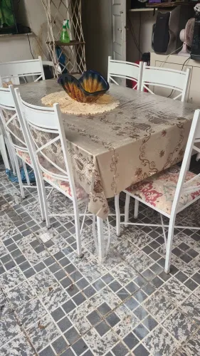 Jogo com mesa e cadeiras.