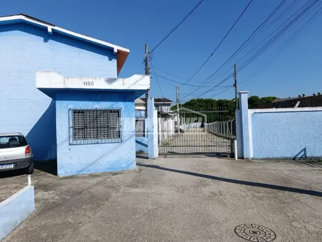 Casa com 2 Quartos, 1 vaga e quintal - Vila Assis