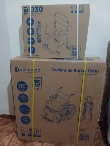 Cadeira de rodas e cadeira de banho lacrado.
