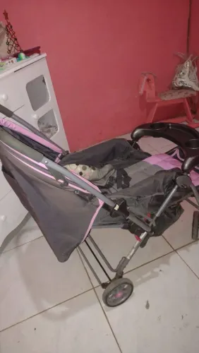 Carrinho de bebê menina bem conservado