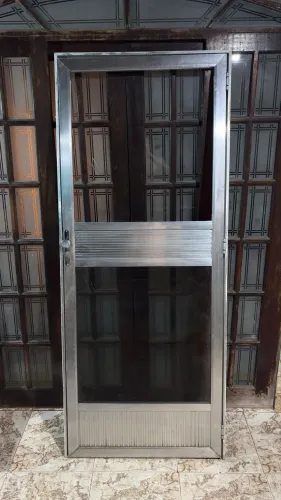 Porta de alumínio com portal
