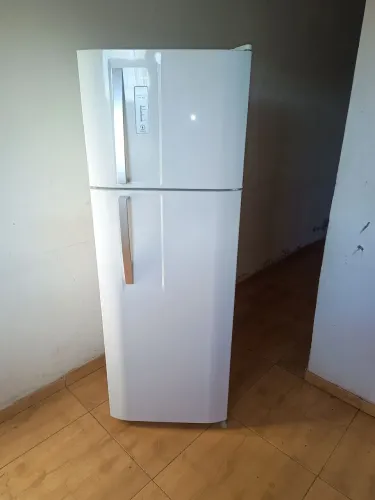 Geladeira Electrolux dúplex Frost Free semi-nova funcionando perfeitamente bem