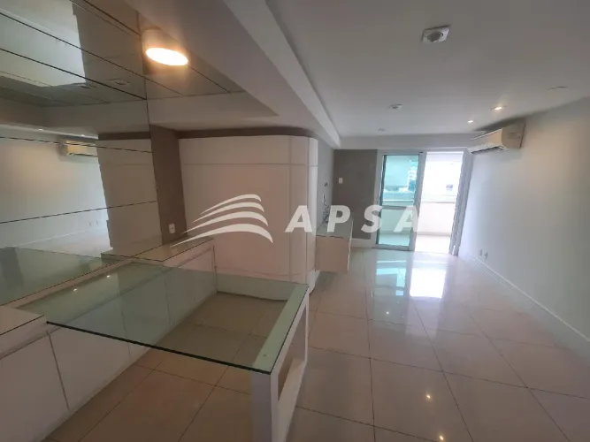 IMAGINE VIVER EM UM REFÚGIO URBANO NO CORAÇÃO DO HUMAITÁ. ESTA COBERTURA DUPLEX DE 146M² C
