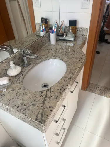 Bancada em granito pia de banheiro usada