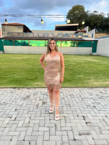 Vestido curto de paetê com franjas - rosé gold