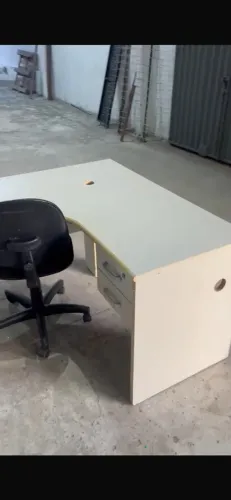 Mesa de escritório e cadeira de escritório