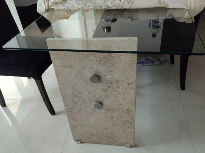 Mesa com base em mármore e tampo de vidro