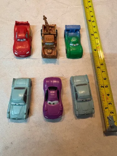 Lote com 6 miniaturas carrinhos Cars Disney de PVC Usados - leia