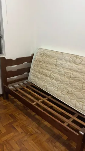 Cama de solteiro de madeira com colchão - excelente estado