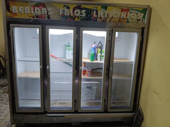 Vendo expositora com 4 portas