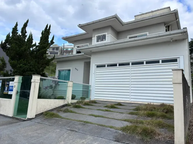 Casa de Alto Padrão em Pedra Branca - 226m², 3 Quartos e Espaço Gourmet