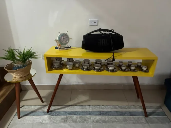 Aparador + mesinha + vaso de planta 