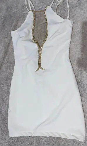 Vestido branco curto com pedraria e strass