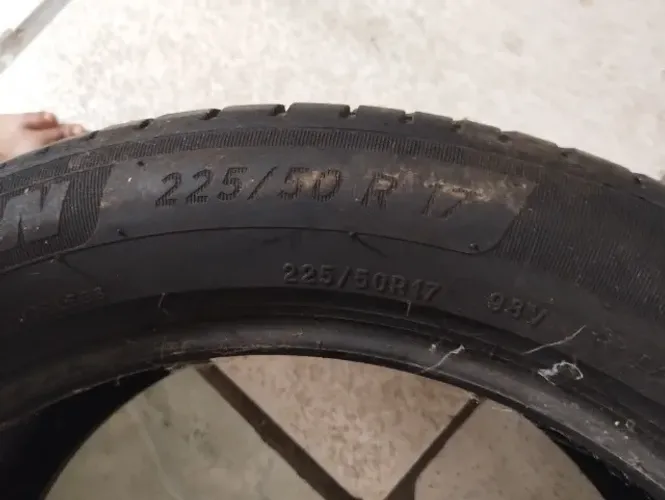 Pneu aro 17 / 225-50-17